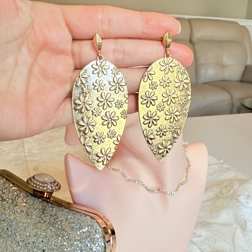 ⚜️ Elegant Floral Gold Bold Earrings - Picture 8 of 10